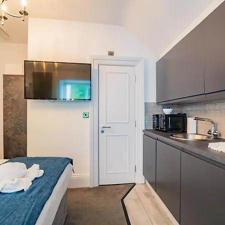 Modern On The Marina Apartment