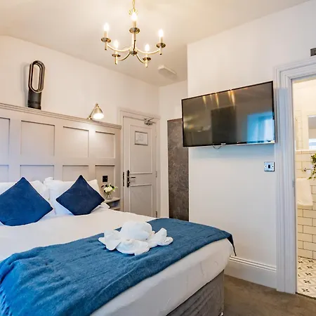 Modern On The Marina Apartment