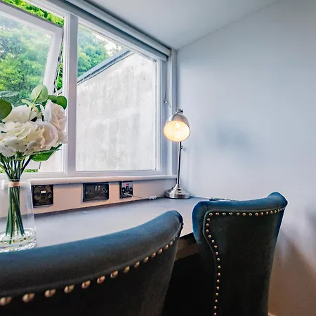 Modern On The Marina Apartment