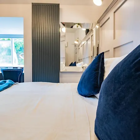 Modern On The Marina Apartment *