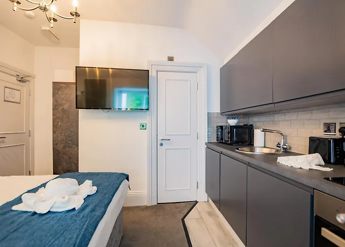 Modern By The Marina Apartment