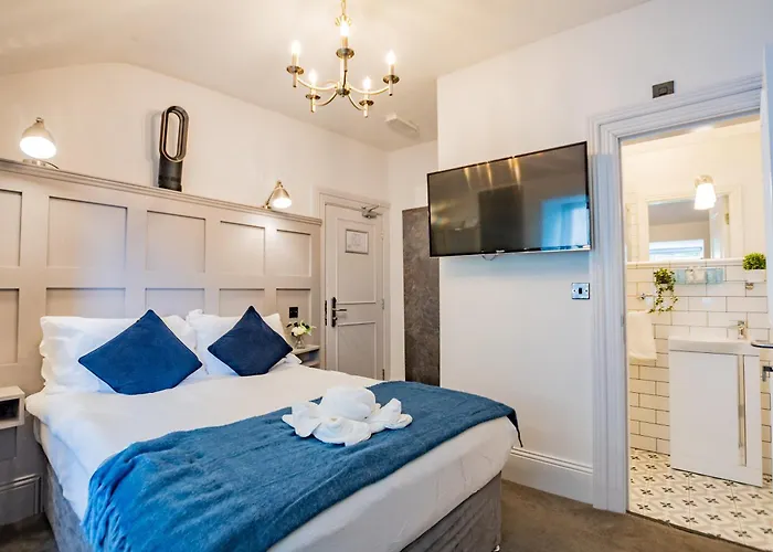 Modern By The Marina Apartment