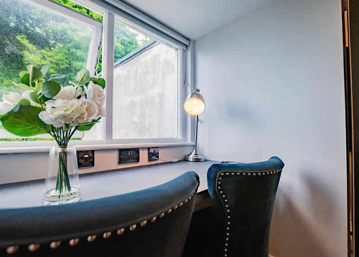 Modern By The Marina Apartment