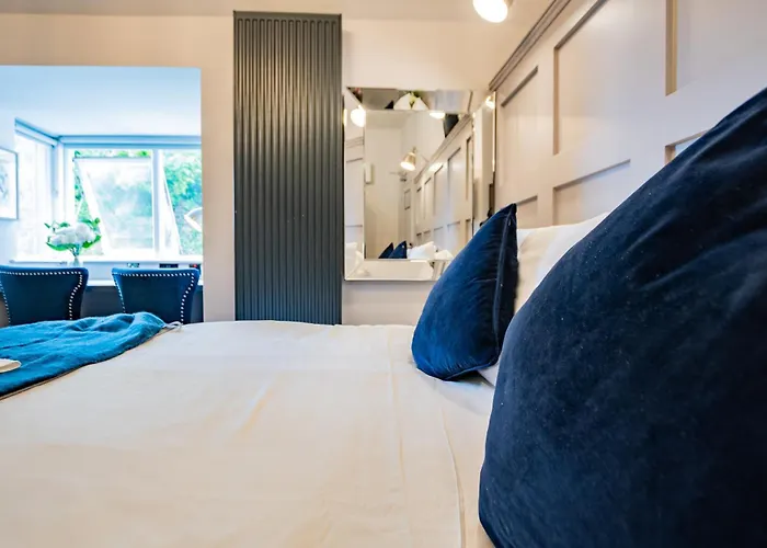 Modern By The Marina Apartment *